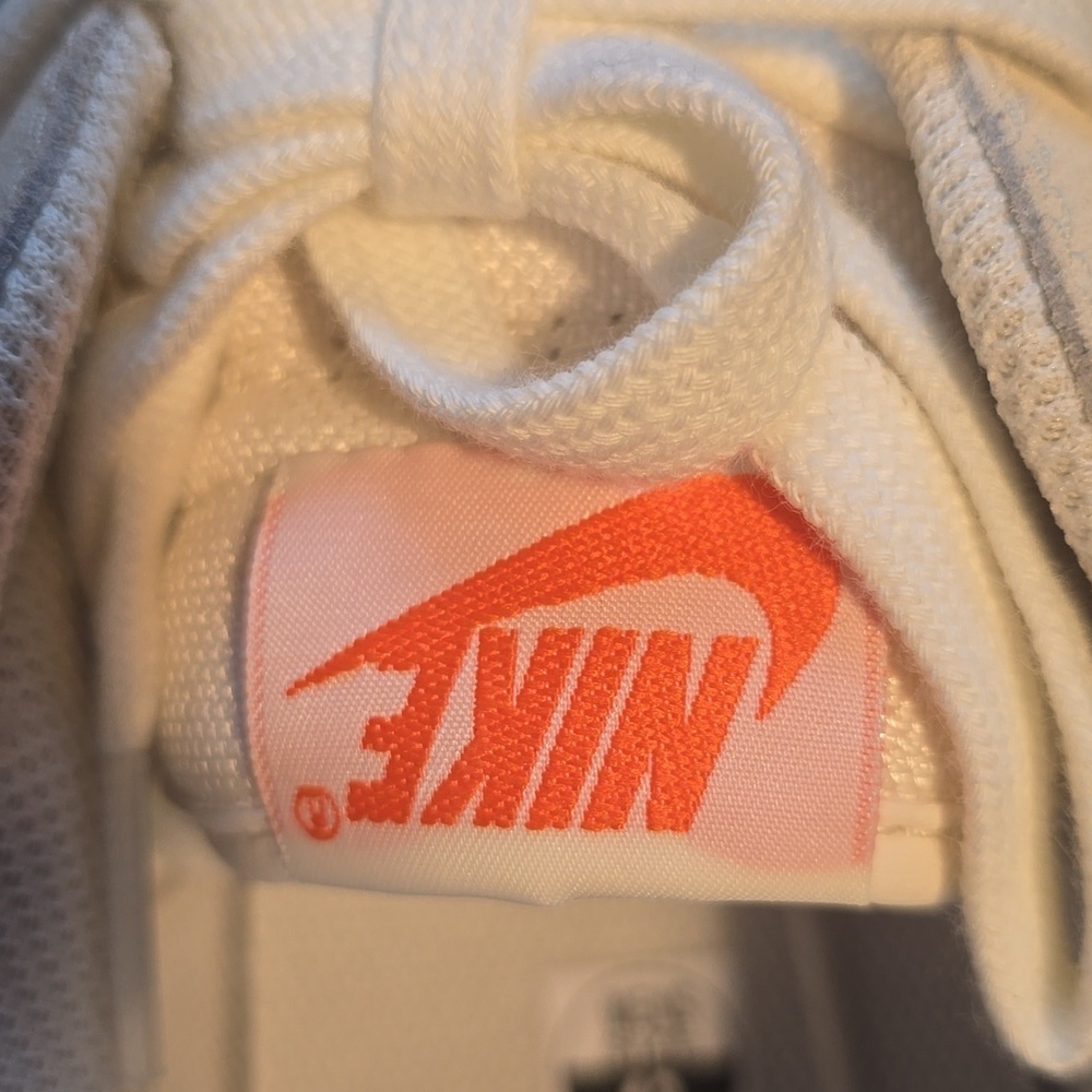 Nike Men's Field General Sneaker, Size 13 US, Retail Price $100.00 USD - Picture 16 of 16